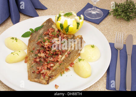 Scholle Finkenwerder Art, Finkwarder Scholl, Gebratene Scholle mit Speck, Kartoffeln und Zitrone Stockfoto