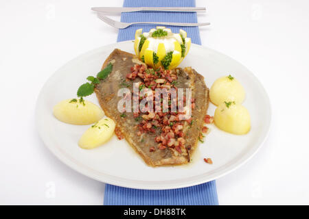 Scholle Finkenwerder Art, Finkwarder Scholl, Gebratene Scholle mit Speck, Kartoffeln und Zitrone Stockfoto