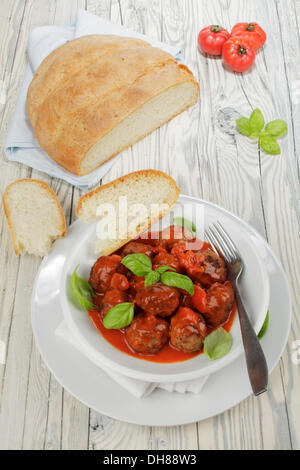 Fleischbällchen in Tomatensauce, mit Weißbrot Stockfoto