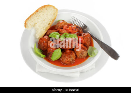 Fleischbällchen in Tomatensauce mit Weißbrot Stockfoto