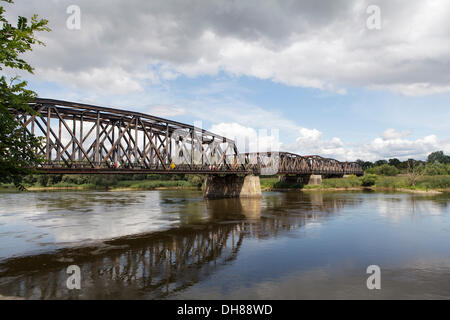 Eisenbahnbrücke über den Grenzfluss Oder, deutsch-polnischen Grenze, Kuestrin, Kostrzyn, Brandenburg Stockfoto