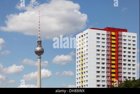 Berliner Fernsehturm und renovierten ehemaligen DDR vorgefertigte konkrete Mehrfamilienhaus, Berlin Stockfoto