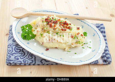 Kartoffelpüree mit Speck und Zwiebeln - Rezeptdatei zur Verfügung Stockfoto