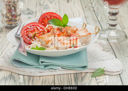 Türkei-Spieße auf Reis mit Tomatensauce und gegrillte Tomaten Stockfoto