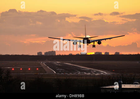 Flugzeug landet auf dem Flughafen Tegel, Berlin, Deutschland Stockfoto