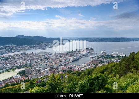 Blick über die Stadt Bergen vom Berg Fløyen, Bergen, Bergen, Hordaland, West-Norwegen, Norwegen Stockfoto