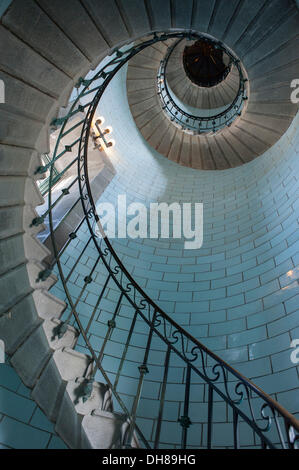 Treppe im Phare d'Eckmuehl Leuchtturm, Pointe de Saint-Pierre, Penmarch, Département Finistère, Bretagne, Frankreich Stockfoto