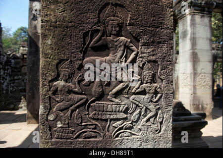 Stein Relief mit tanzenden Mädchen in der Tempelanlage von Bayon, Bayon, Siem Reap, Provinz Siem Reap, Kambodscha Stockfoto