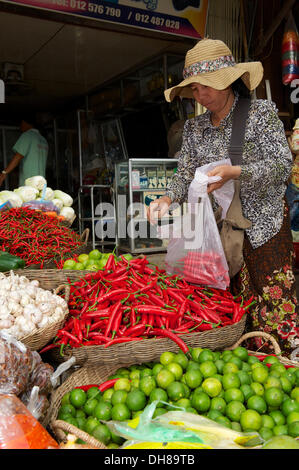 Frau kauft Chilischoten an einem Marktstand, Siem Reap, Siem Reap, Provinz Siem Reap, Kambodscha Stockfoto