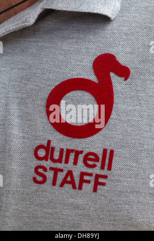 Durrell Wildlife Conservation Trust. Logo-Design, basierend auf der ausgestorbenen Dodo. Hier prangt auf dem t-Shirt eines Bediensteten. Stockfoto