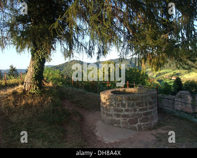 Landschaft rund um die "Hochburg Emmendingen" in Süddeutschland mit historischer Brunnen am Abend Stockfoto