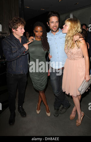 Jeremy Allen White, Shanola Hampton, Justin Chatwin, Emma Greenwell Teilnahme an einer britischen Abendmode und Kunst abgehaltenen Reiss Los Angeles, Kalifornien - 26.04.12 Stockfoto