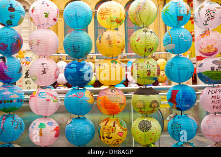 Schule-Ausstellung von Mid-Autumn Festival chinesische Papierlaternen in Chinatown, Singapur. Stockfoto