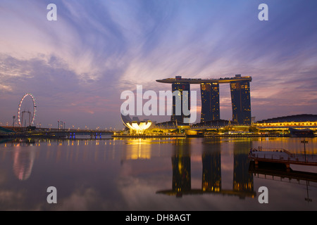 Marina Bay, den Sand und den Singapore Flyer in der Morgendämmerung. Stockfoto