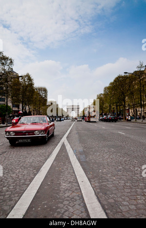 Verkehr auf den Champs-Élysées in Paris, Frankreich Stockfoto