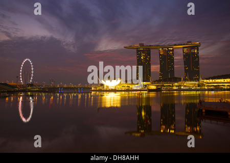 Marina Bay, den Sand und den Singapore Flyer in der Morgendämmerung. Stockfoto