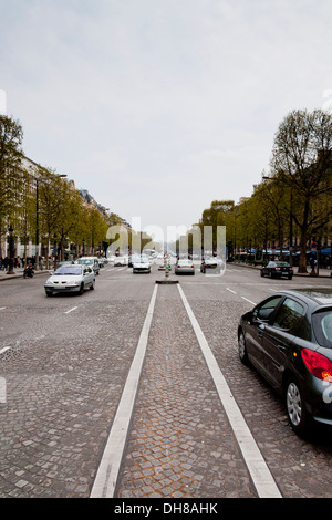 Verkehr auf den Champs-Élysées in Paris, Frankreich Stockfoto