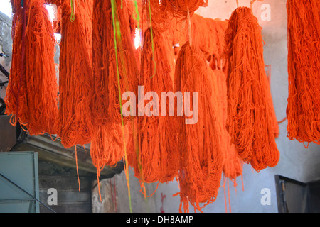 Atemberaubende orange Garn außerhalb einer Farbstoff-Stall in den Souks, Marrakesch Stockfoto