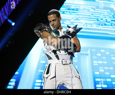 Marvin Humes von JLS führt auf der Bühne während Sport Relief-Konzert in der O2 Arena London England - 24.03.12 Stockfoto