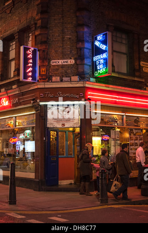 Nachtleben in Spitalfields, Menschen verlassen Restaurant Stockfoto