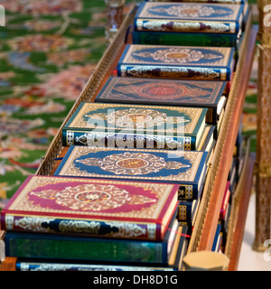 Kopien des Korans in Sheikh Zayed Grand Moschee in Abu Dhabi, Vereinigte Arabische Emirate Stockfoto