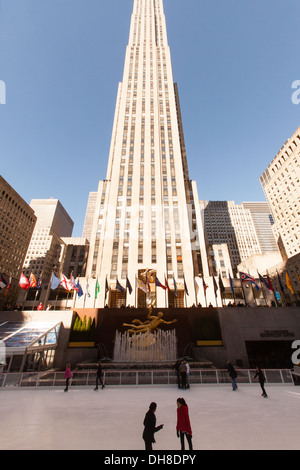 Eis-Eisbahn, Rockefeller Center, Manhattan, New York City, Vereinigte Staaten von Amerika Stockfoto