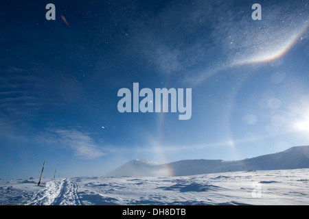 Ungewöhnlich, Wolken und Regenbogen bei windigem Wetter Stockfoto