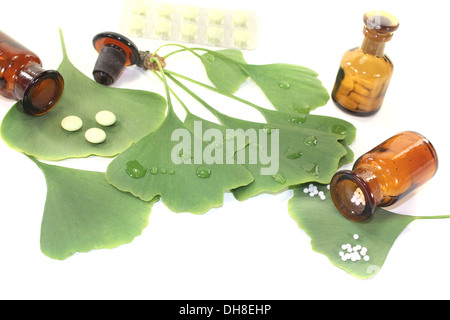 Ginkgo-Blatt mit Apotheker Flasche auf hellem Hintergrund Stockfoto