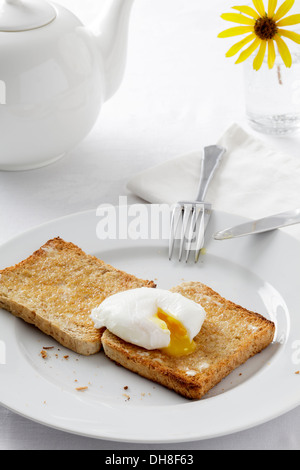 Pochiertes Ei auf toast Stockfoto