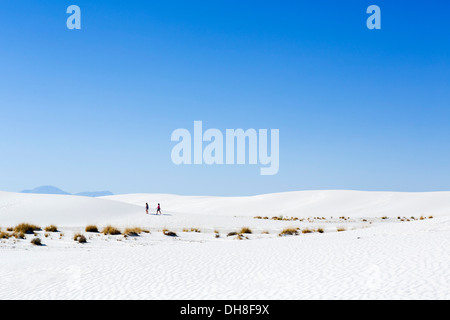 Wanderer auf den Dünen im White Sands National Monument in der Nähe von Alamogordo, New Mexico, USA Stockfoto