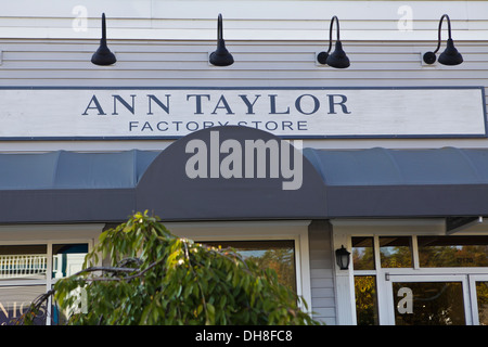 Abgebildet ist ein Ann Taylor-Geschäft in Lee Premium Outlets in Lee (MA) Stockfoto