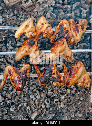 Brathähnchen Flügel auf dem grill Stockfoto