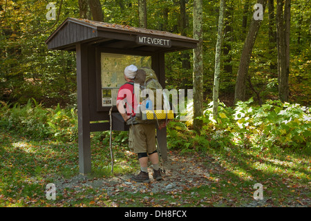 Ein Wanderer blickt auf eine Appalachian Trail Karte auf dem Gipfel des Berkshire County "Mount Everett State Reservation, Massachusetts Stockfoto