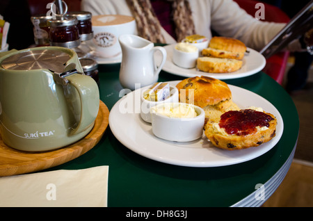 Nachmittagstee mit frischen Scones in eine englische Teestube Stockfoto