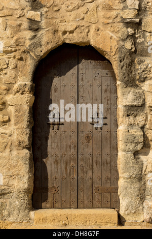 TÜR DER KIRCHE SANTA MARIA IN DER NÄHE DER BOGEN DES SPANISCHEN RIESEN ANTEQUERA Stockfoto