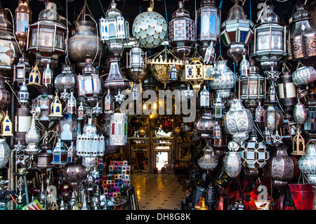 Schöne arabische Lampen in einem Markt in Marrakesch Stockfoto