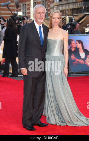 James Cameron und Frau Suzy Amis Cameron Titanic 3D World Premiere statt an der Royal Albert Hall - Ankünfte London England- Stockfoto