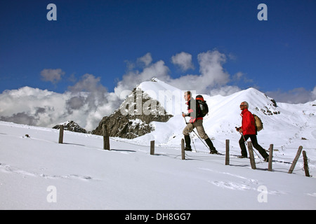 Zwei Bergwanderer auf Schneeschuhen Schneeschuhwandern im Tiefschnee Schnee im Gebirge im Winter, Val Sarentino / Sarntal, Südtirol, Italien Stockfoto