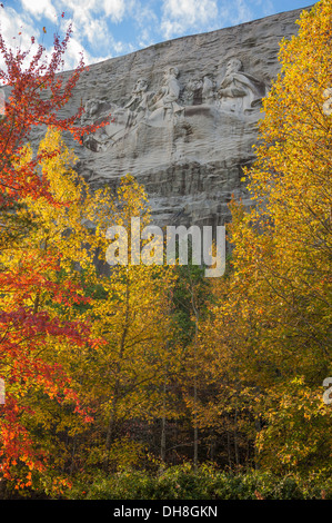 Atlanta's Stone Mountain Park Carving von Robert E. Lee, Stonewall Jackson und Jefferson Davis, eingerahmt von farbenfrohen Herbstbäumen. (USA) Stockfoto