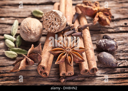 Gewürze auf einem alten Holztisch. Stockfoto