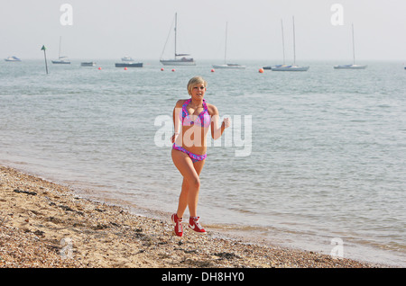 Chelsea Hart 19 saugt eine Kellnerin aus Benfleet Essex Sonnenschein am Strand von Southend Southend Essex - 23.03.12 Stockfoto