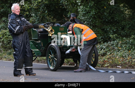 Wettbewerber Kopf oben während der jährlichen London nach Brighton Veteran Car Rallye Clayton Hill in der Nähe von Brighton. Stockfoto