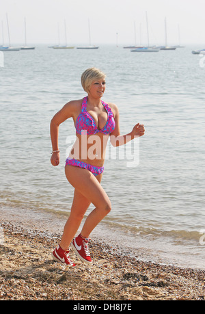 Chelsea Hart 19 saugt eine Kellnerin aus Benfleet Essex Sonnenschein am Strand von Southend Southend Essex - 23.03.12 Stockfoto