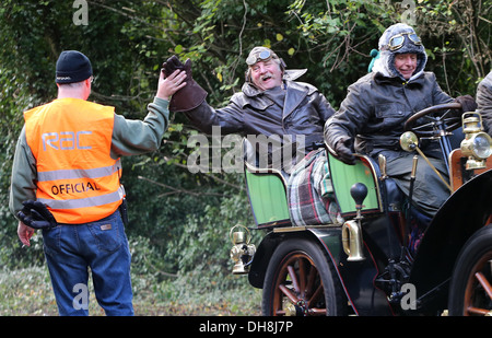 Wettbewerber Kopf oben während der jährlichen London nach Brighton Veteran Car Rallye Clayton Hill in der Nähe von Brighton. Stockfoto