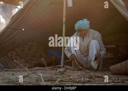 Mann im Zelt in Pushkar Camel Fair Stockfoto