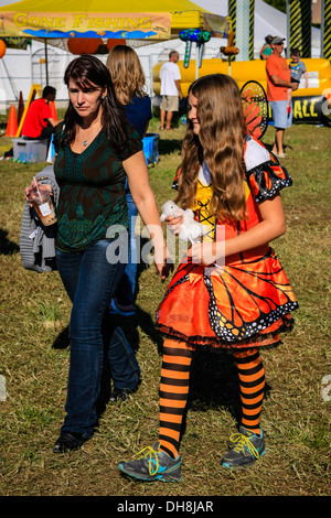 Junge Teenager-Mädchen, gekleidet wie ein Kürbis auf einer Halloweenparty in Florida Stockfoto