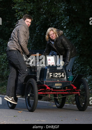 Wettbewerber Kopf oben während der jährlichen London nach Brighton Veteran Car Rallye Clayton Hill in der Nähe von Brighton. Stockfoto