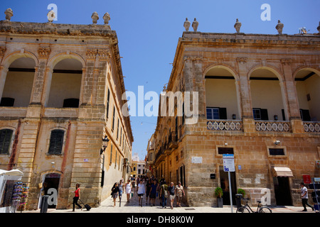 Plaça des geboren, Eingang zur Cala großen, street Szene, Ciutadella, Menorca, Spanien Stockfoto