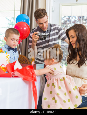 Familie feiern Mädchen Geburtstag Stockfoto