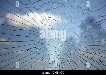 Glas gebrochen Risse Splitter vor dem Busbahnhof Stockfoto